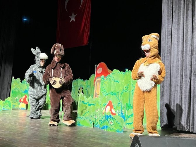 Ezine Belediyesi’nden Çocuklara Karne Hediyesi ‘Bremen Mızıkacıları’