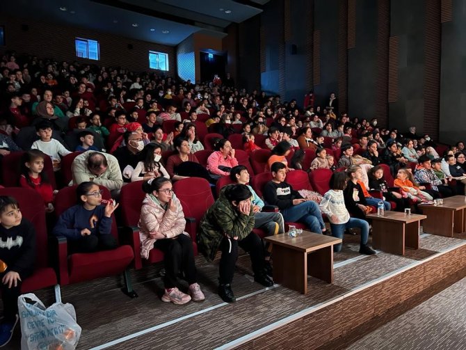Ezine Belediyesi’nden Çocuklara Karne Hediyesi ‘Bremen Mızıkacıları’