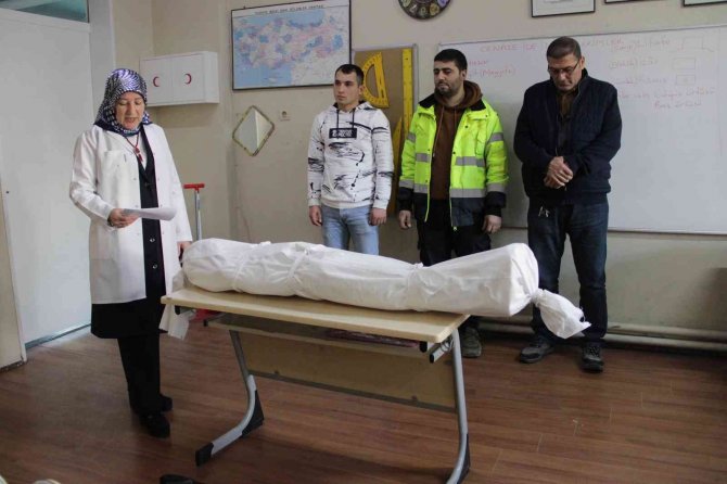 Kimi Korkusunu Yenmek İçin, Kimi Meslek Sahibi Olmak İçin Geliyor