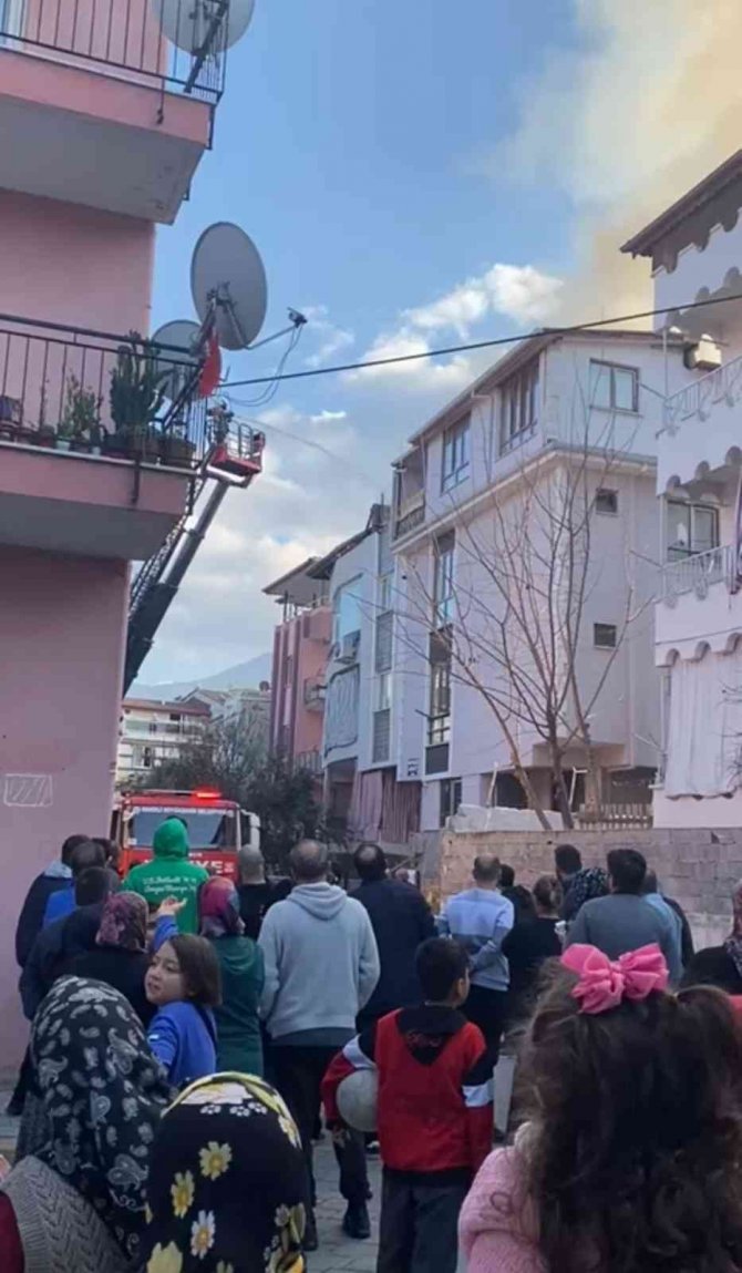 Çatı Yangını Mahalleliyi Sokağa Döktü