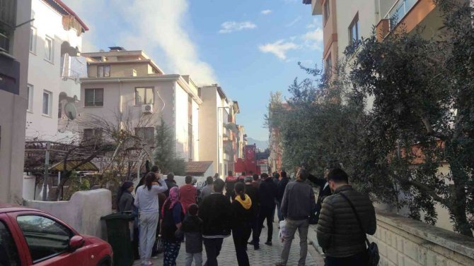 Çatı Yangını Mahalleliyi Sokağa Döktü