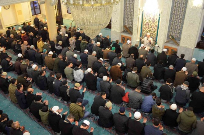Denizli’deki Camilerde İ̇sveç’e Tepki Olarak Kur’an Okunarak Dua Edildi