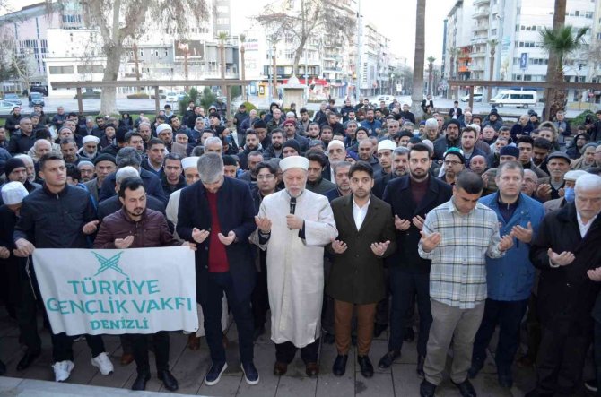 Denizli’deki Camilerde İ̇sveç’e Tepki Olarak Kur’an Okunarak Dua Edildi