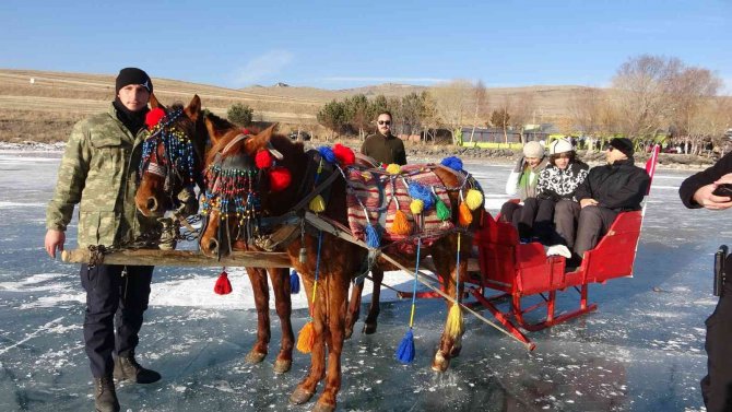 Çıldır Gölü’nde Hafta Sonu Yoğunluğu