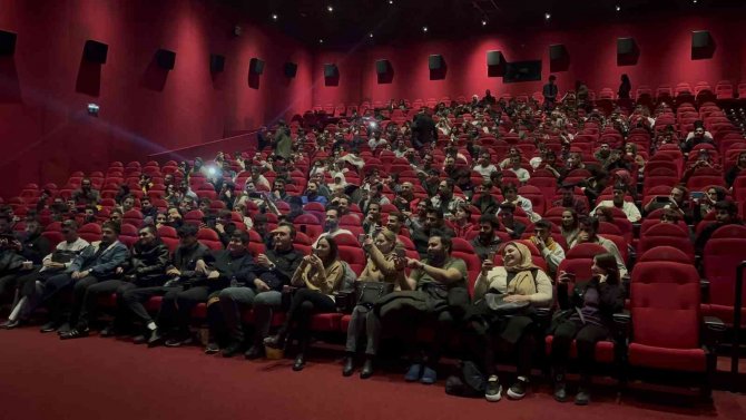 ’İ̇llegal Hayatlar’ Filmi Oyuncuları Ceylan Avm’de Seyirciyle Buluştu