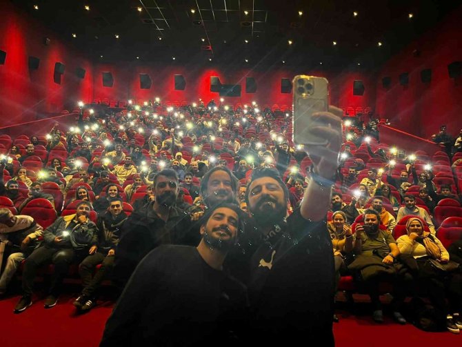 ’İ̇llegal Hayatlar’ Filmi Oyuncuları Ceylan Avm’de Seyirciyle Buluştu