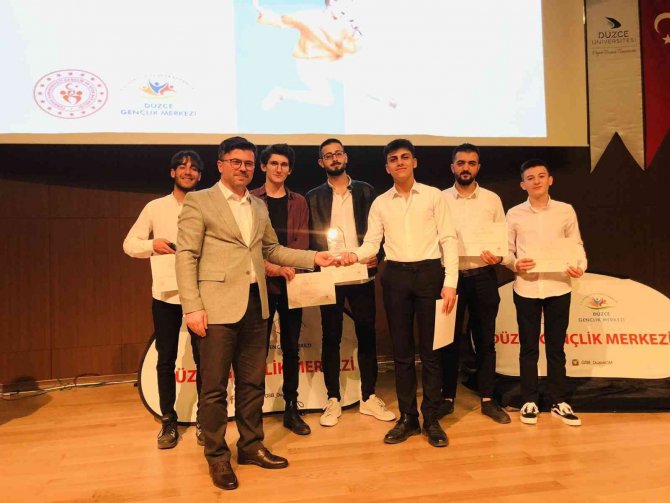 Gençler Sahnede Yarıştı