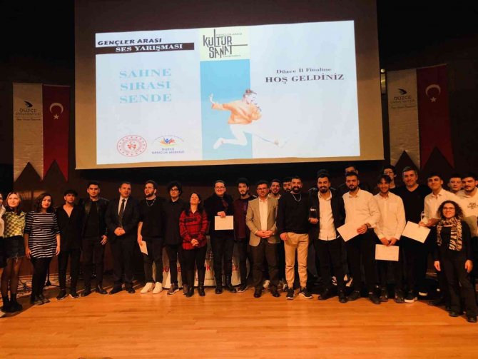 Gençler Sahnede Yarıştı