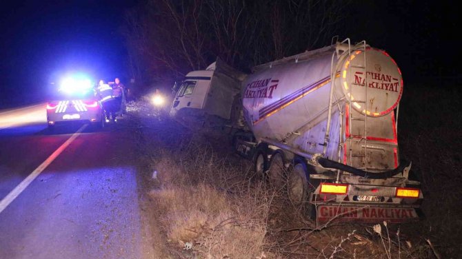 Edirne’de Alkolü Tır Sürücüsü Şarampole Uçtu