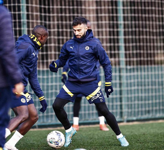 Fenerbahçe, Ümraniyespor Maçı İçin Kampa Girdi