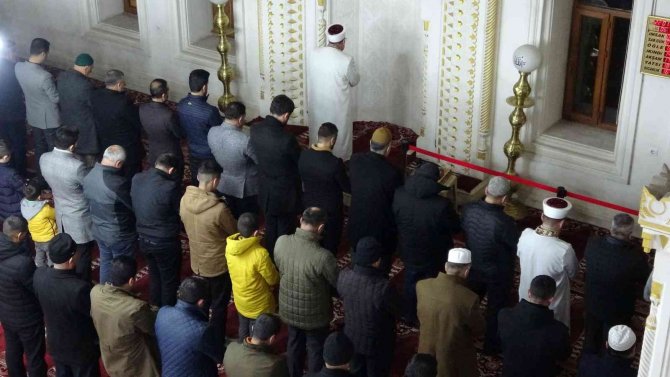 Yüksekovalılar İ̇sveç’te Kur’an-ı Kerim’i Yakan Rasmus Paludan’ın Çirkin Eylemine Karşı Sabah Namazında Dualarla Tepki Gösterdiler