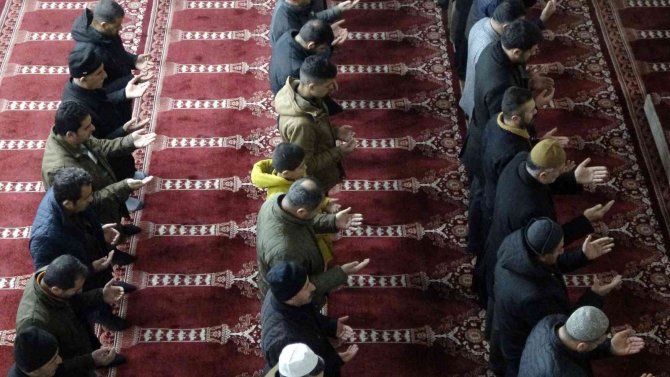 Yüksekovalılar İ̇sveç’te Kur’an-ı Kerim’i Yakan Rasmus Paludan’ın Çirkin Eylemine Karşı Sabah Namazında Dualarla Tepki Gösterdiler