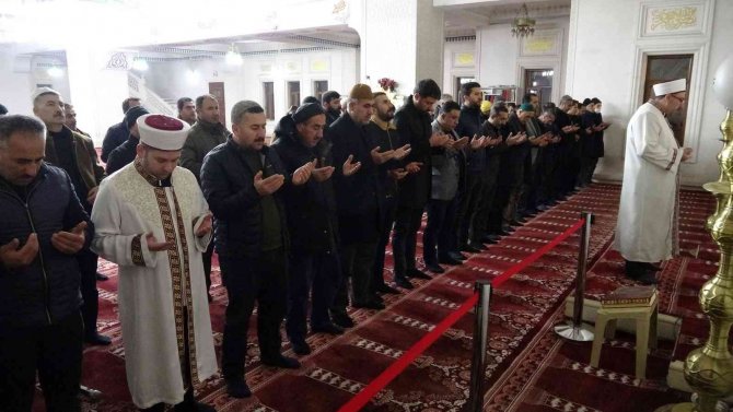 Yüksekovalılar İ̇sveç’te Kur’an-ı Kerim’i Yakan Rasmus Paludan’ın Çirkin Eylemine Karşı Sabah Namazında Dualarla Tepki Gösterdiler