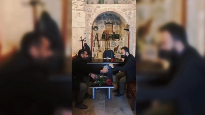İ̇sveç’te Kur’an-ı Kerim Yakma Girişimine Karşı Mardinli Gençler Kiliselerde Gül Dağıttı