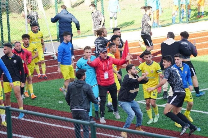 Maçtan Sonra Saha Karıştı, Taraftarlar Sahaya Girdi