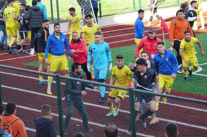 Maçtan Sonra Saha Karıştı, Taraftarlar Sahaya Girdi