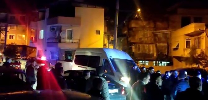 İ̇zmir’de İki Husumetli Grubun Bıçaklı Silahlı Kavgasında Kan Aktı: 2 Ölü