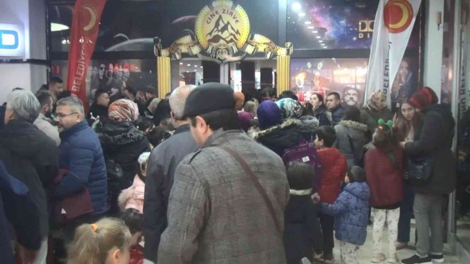 25 Bin Öğrenciye Karne Hediyesi: Sinema Filmi İçin Salonlara Akın Ettiler
