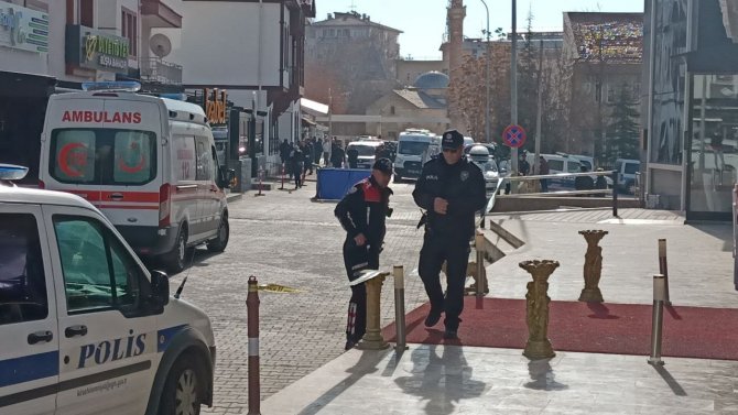 Boşanma Aşamasındaki Eşini 10 Kurşunla Öldürüp İntihar Etti