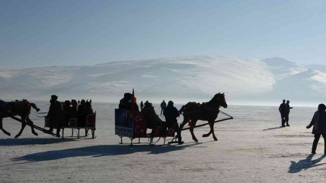 Çıldır Gölü’nde Hafta Sonu Yoğunluğu