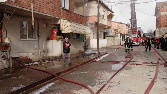 3 Katlı Binada Çıkan Yangın Paniğe Sebep Oldu