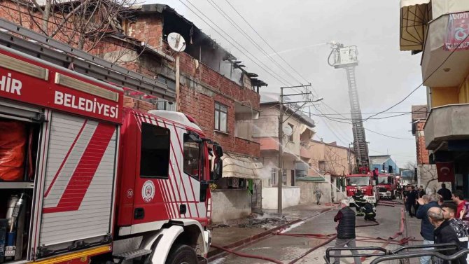 3 Katlı Binada Çıkan Yangın Paniğe Sebep Oldu