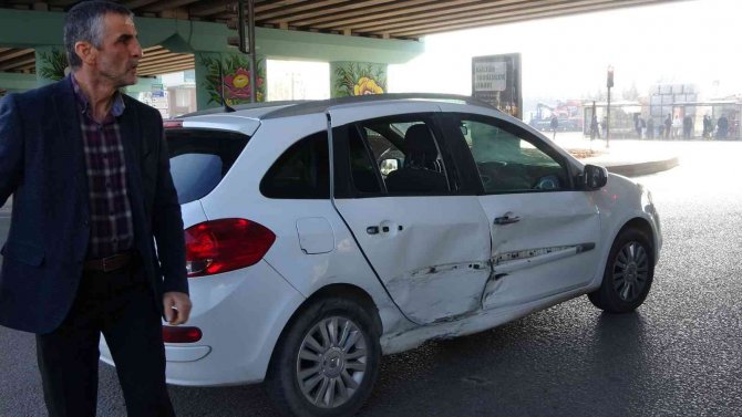İ̇ki Otomobil Çarpıştı: 4 Yaralı