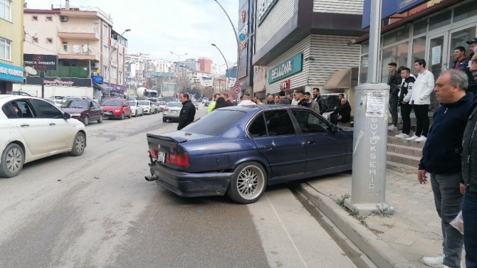 Yanlayarak Yola Çıkan Otomobil Kazaya Sebep Oldu: 1 Ağır Yaralı