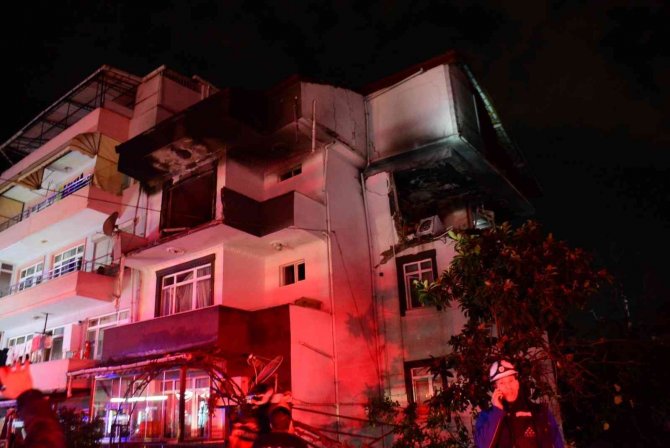 Kocaeli’de 3 Katlı Binada Patlama: 2 Ağır Yaralı