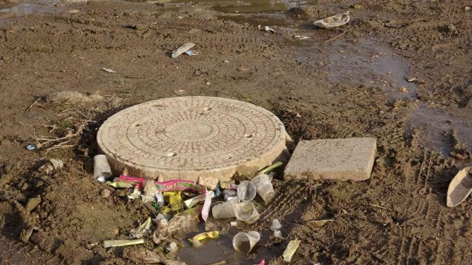 Ziyaretçi Akınına Uğrayan Türbenin Yolu Dikkat Çekiyor