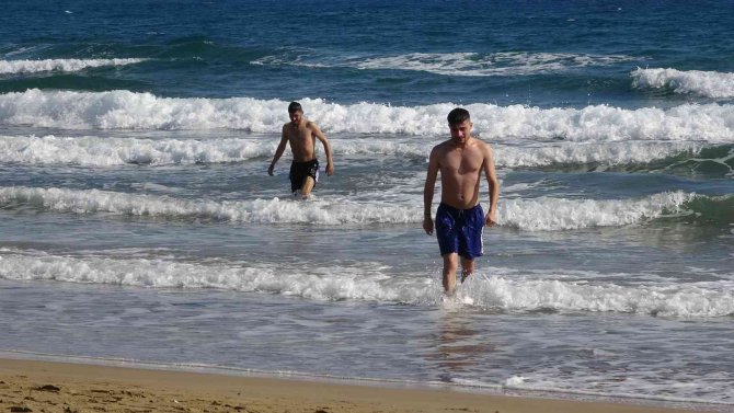 Kış Ortasında Deniz Ve Kum Keyfi