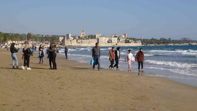 Kış Ortasında Deniz Ve Kum Keyfi