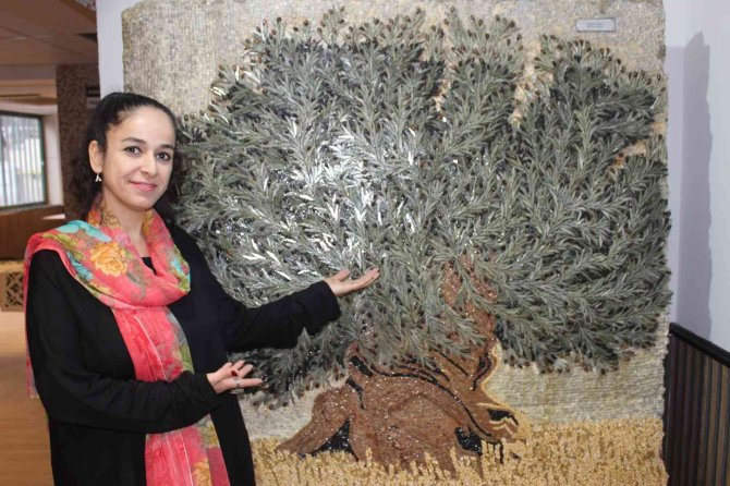 Bir Ton Ağırlığında, 500 Bin Taşla 3 Boyutlu Zeytin Ağacı Mozaiği Yaptı