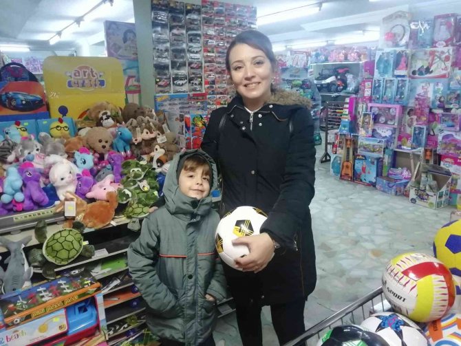 Çocuklarına Karne Hediyesi Almak İsteyen Aileler Oyuncakçıların İşlerini Arttırdı