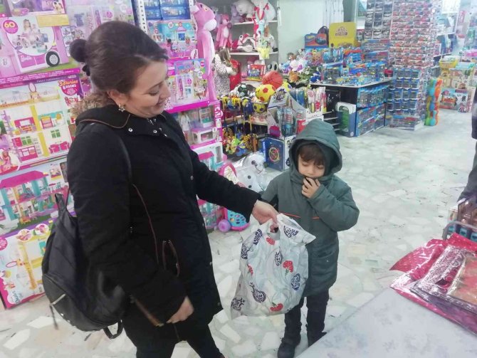 Çocuklarına Karne Hediyesi Almak İsteyen Aileler Oyuncakçıların İşlerini Arttırdı