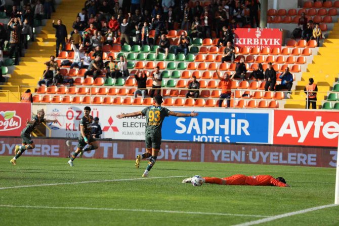 Spor Toto Süper Lig: Alanyaspor: 1 Fatih Karagümrük:0 (İ̇lk Yarı)