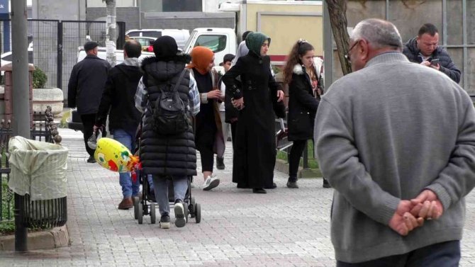 İ̇stanbul’da Hafta Sonu Ve Sıcak Havayı Fırsat Bilen Vatandaşlar Parklara Akın Etti