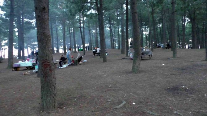 İ̇stanbul’da Hafta Sonu Ve Sıcak Havayı Fırsat Bilen Vatandaşlar Parklara Akın Etti