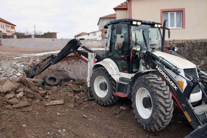 Ardıç’ta Metruk Yapılar Yıkılıyor, İnler Dolduruluyor