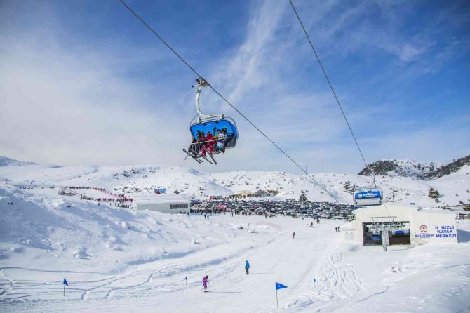 Kar Kalınlığında 4. Sırada Olan Kayak Merkezi Akına Uğradı