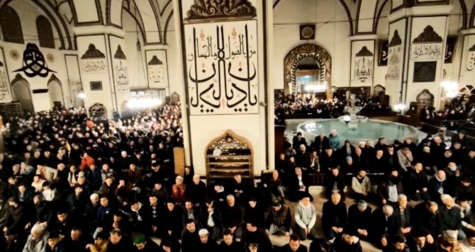 İ̇slam Düşmanı Saldırıya Karşı Binlerce Kişi Ulucami’ye Akın Etti