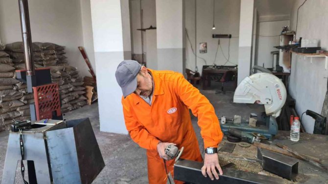 Bu Sobanın Bacası Var Dumanı Yok, Ustası Talebe Yetişemiyor