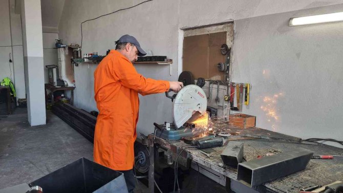 Bu Sobanın Bacası Var Dumanı Yok, Ustası Talebe Yetişemiyor