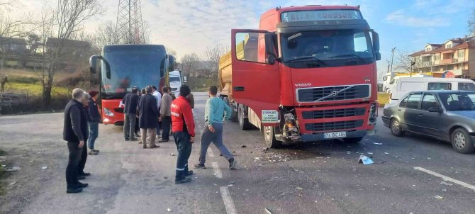 İ̇ş Kamyonu İle Otomobil Çarpıştı: 1 Yaralı