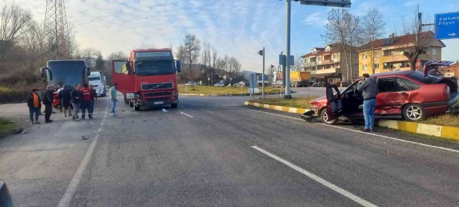 İ̇ş Kamyonu İle Otomobil Çarpıştı: 1 Yaralı