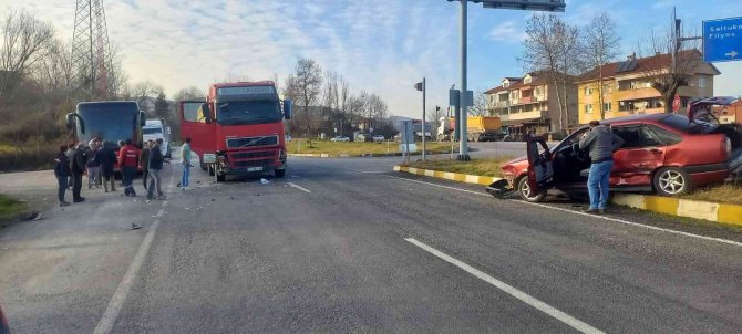 İ̇ş Kamyonu İle Otomobil Çarpıştı: 1 Yaralı