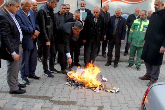 Muhtarlar, Paludan’ın Fotoğrafı Ve İ̇sveç Bayrağının Olduğu Pankartı Yaktı
