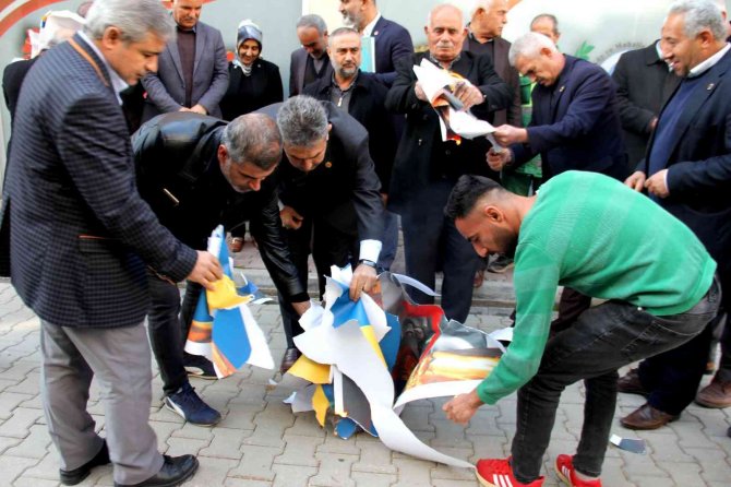 Muhtarlar, Paludan’ın Fotoğrafı Ve İ̇sveç Bayrağının Olduğu Pankartı Yaktı
