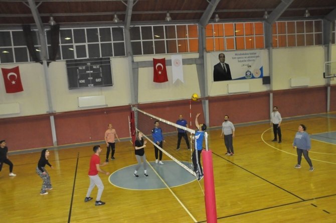 Kaymakam Sülün Gençlerle Voleybol Maçı Yaptı