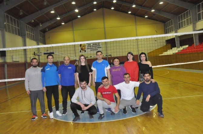 Kaymakam Sülün Gençlerle Voleybol Maçı Yaptı